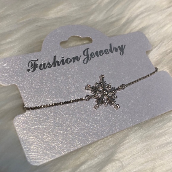 Adjustable silver rhinestone snowflake necklace - Picture 2 of 2